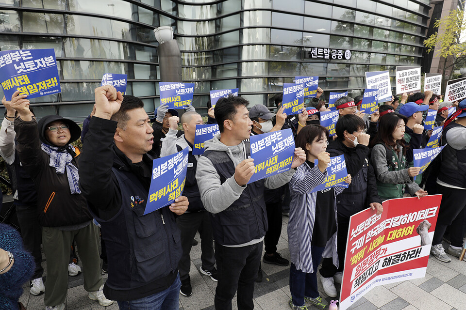 금속노조 구미지부 한국옵티칼하이테크지회 조합원들과 이들 투쟁을 지지하는 연대자 80여명이 24일 오전 11시 일본대사관 앞에서 기자회견을 열었다. 사진=변백선