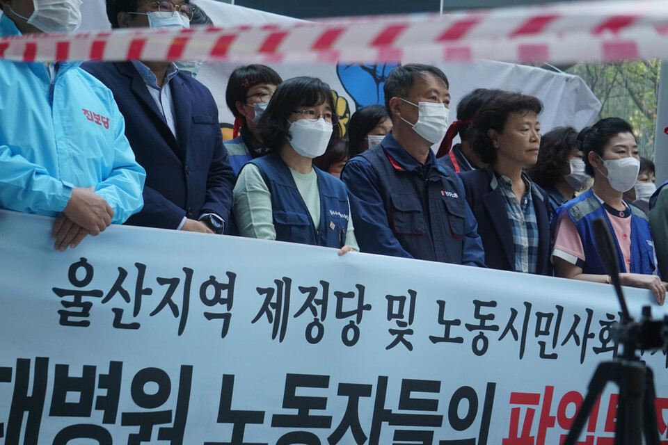 울산지역 노동시민사회단체 및 진보정당(울산민중행동(준))은 26일 11시 울산대병원 로비에서 울산대병원 파업지지 기자회견을 진행했다.