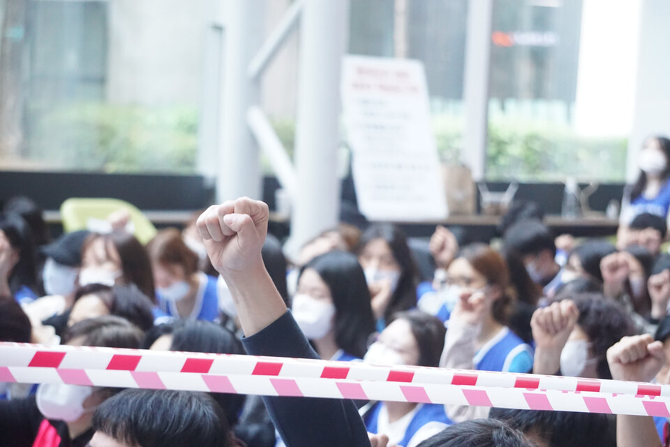  울산지역 노동시민사회단체 및 진보정당(울산민중행동(준))은 26일 11시 울산대병원 로비에서 울산대병원 파업지지 기자회견을 진행했다.