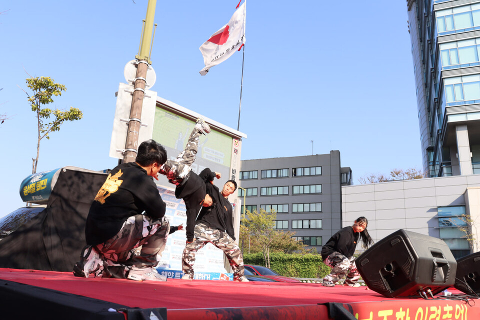 울산 민예총(한국민족예술단체총연합)의 포시크루가 비보이공연