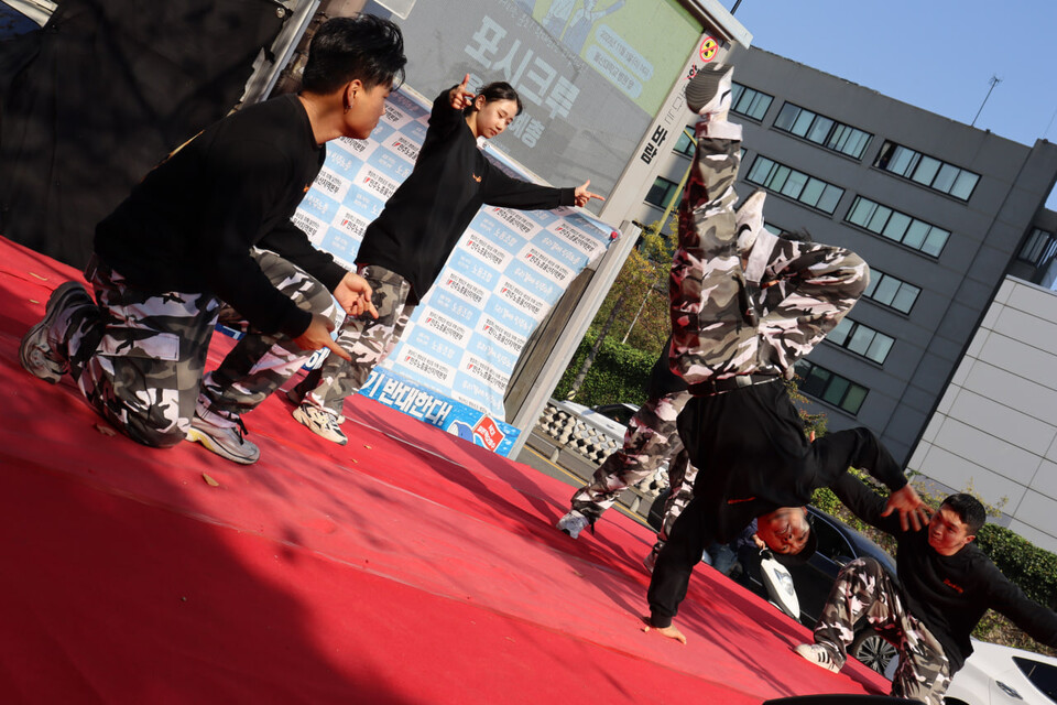 울산 민예총(한국민족예술단체총연합)의 포시크루가 비보이공연