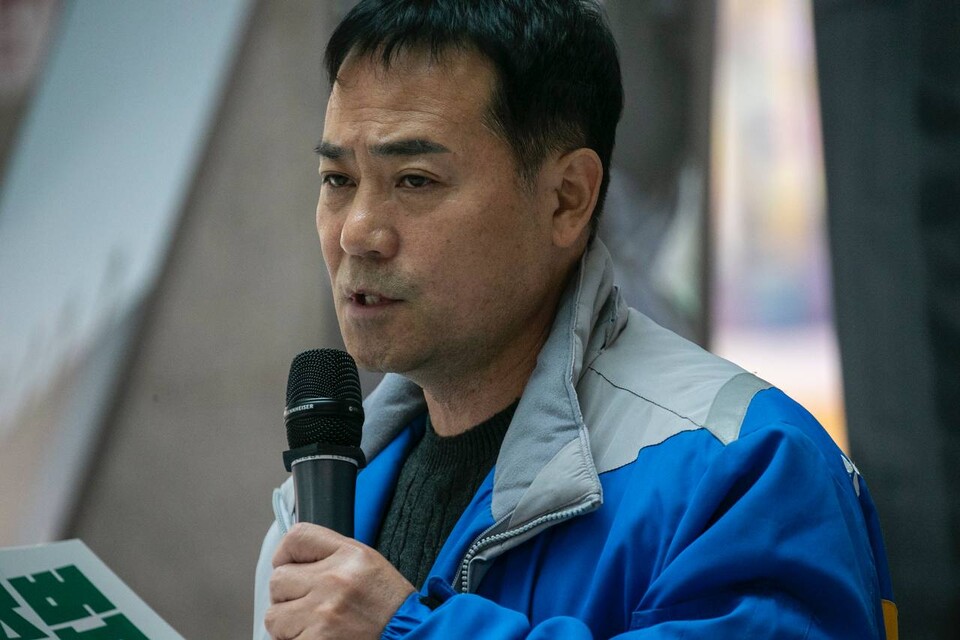 CJ대한통운 택배노동자인 유성욱 씨가 하청노동자에게 손해배상 청구로 맞서는 원청을 비판했다. 사진=송승현
