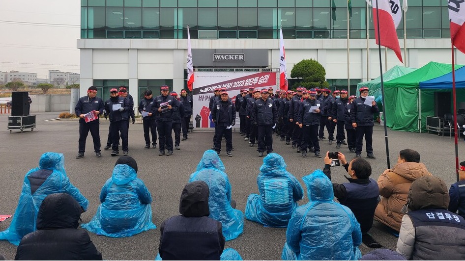 ▲조합원들이 투쟁의 노래를 부르고 있다.