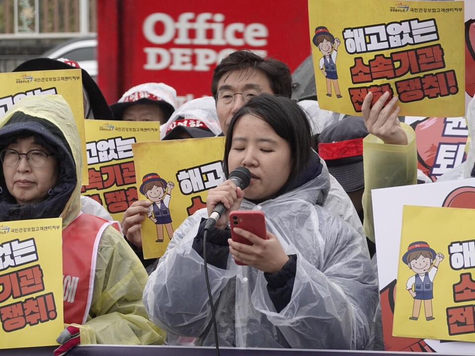 민주노총 소속의 하청비정규직노동자들이 27일 오전 11시 서울 용산 대통령실 앞에서 기자회견을 열었다.