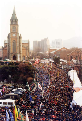1996년 12월 30일 노동법 개정 총파업 당시 명동성당 집회. 사진=금속노동자 제공