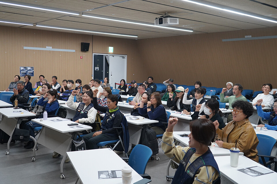 지난 10월 30일, 건설노조 주최로 열린 '여기서부터' 한국어판 공개 시사회 사진