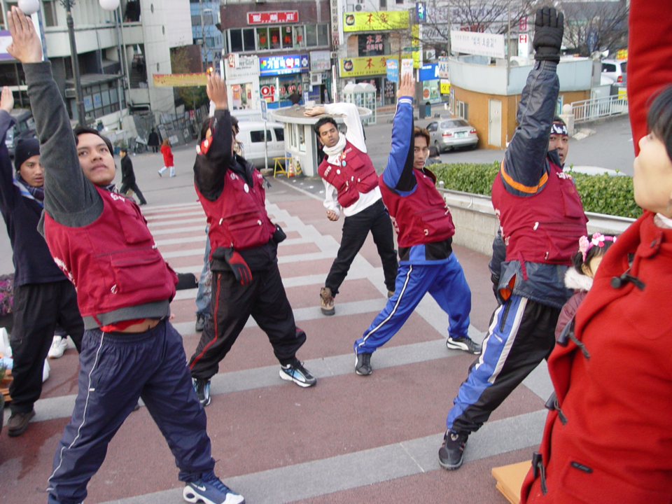 투쟁문화제 공연 연습을 하는 이주노동자들. (2003.12.04.) ⓒ이상재