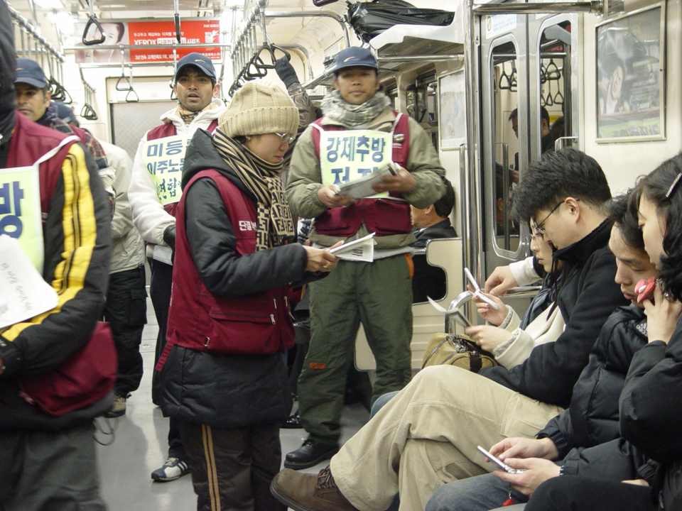 몸자보를 하고 지하철 시민들에게 유인물을 나눠주는 농성단원들(2003.12.27.) ⓒ이상재