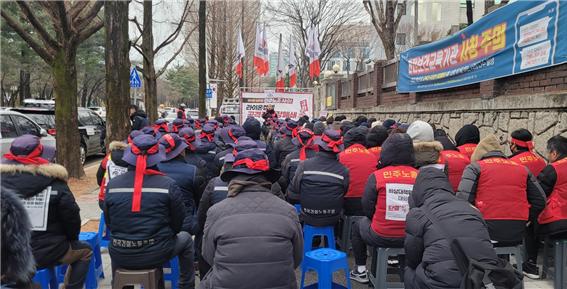 17일 오전 9시 30분, 대전지방고용노동청 앞에서 “라이온켐텍의 직장폐쇄를 규탄집회”가 열렸다