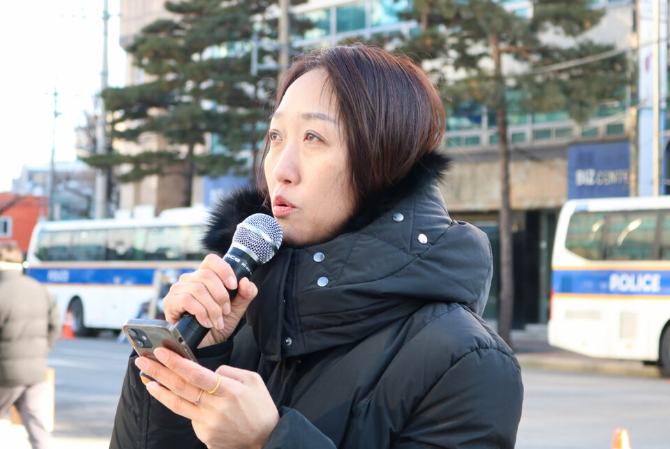 장선희 중구 아동돌봄 통합지원 주민 조례 청구인 공동대표가 발언하고 있다.
