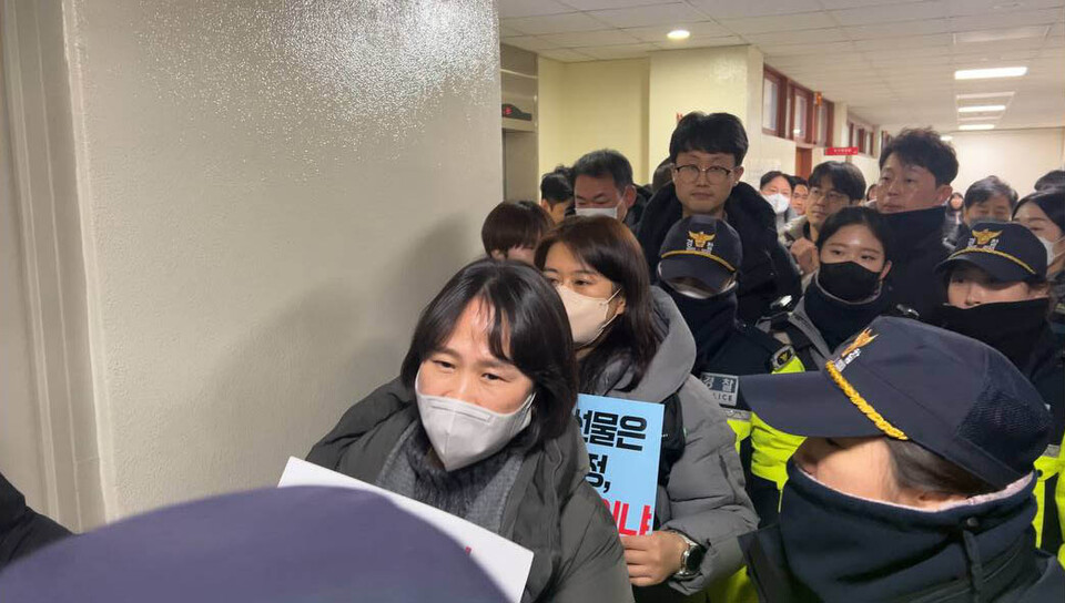 전국돌봄서비스노조 조합 간부와 기간제 돌봄교사 8명이 김길성 중구청장과의 면담을 요구하며 피켓을 들고 있다.
