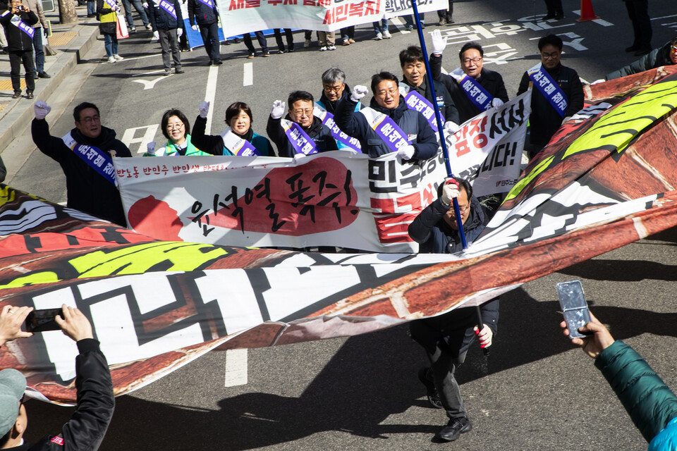 민주노총 조합원들이 9일 오후 1시 서울 동대문구 동대문디자인플라자 앞에 모여 중구 파이낸스빌딩 앞까지 이어지는 노동자 행진을 했다. 사진=송승현