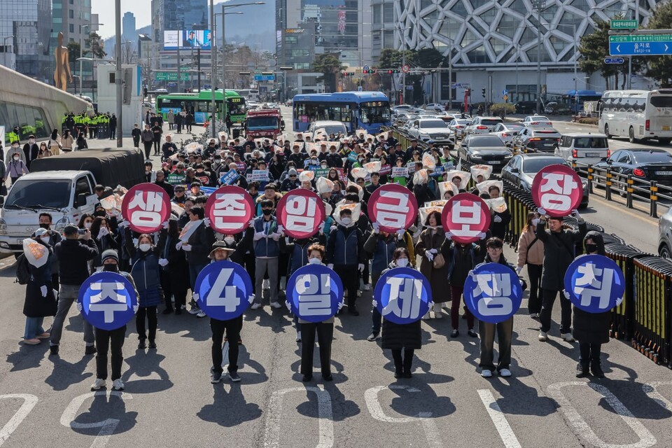 민주노총 조합원들이 9일 오후 1시 서울 동대문구 동대문디자인플라자 앞에 모여 중구 파이낸스빌딩 앞까지 이어지는 노동자 행진을 했다. 사진=이승빈 (공무원노조)