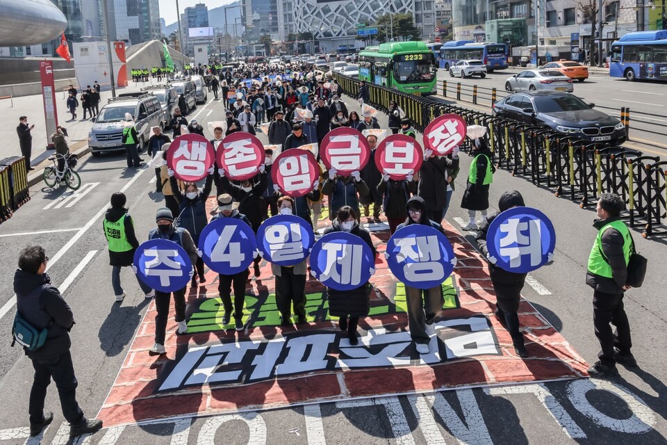 민주노총 조합원들이 9일 오후 1시 서울 동대문구 동대문디자인플라자 앞에 모여 중구 파이낸스빌딩 앞까지 이어지는 노동자 행진을 했다. 사진=이승빈 (공무원노조)