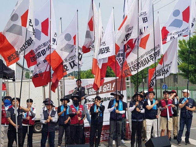 전국화학섬유식품산업노동조합(위원장 신환섭) 대전충북지부는 10일 오후 3시 LG화학 청주공장 앞에서 ‘산별노조답게! 민주노조답게! 2024년 임단투 승리! 화섬식품노조 대전충북지부 전진대회’를 개최했다.