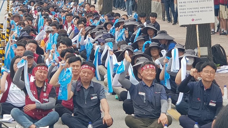 전국화학섬유식품산업노동조합(위원장 신환섭) 대전충북지부는 10일 오후 3시 LG화학 청주공장 앞에서 ‘산별노조답게! 민주노조답게! 2024년 임단투 승리! 화섬식품노조 대전충북지부 전진대회’를 개최했다.