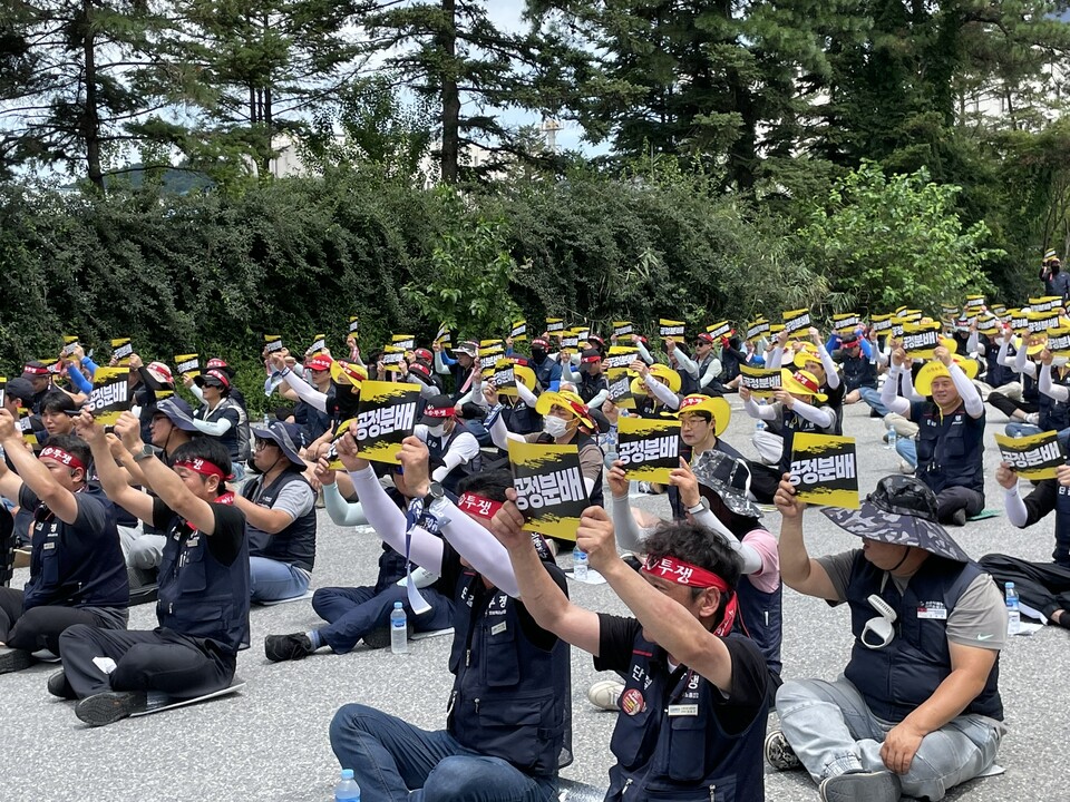 오비맥주 노동자들이 공정 분배와 임금 인상을 요구하며 총파업에 돌입했다. 