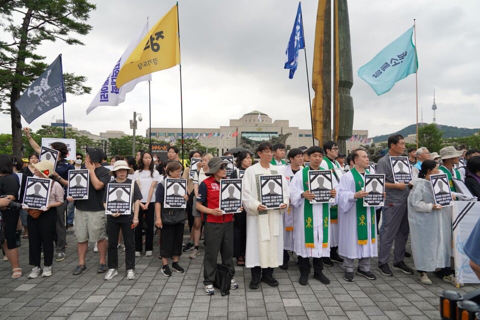 아리셀 중대재해 참사가 벌어진 지 34일째 되는 오늘, 희생자 가족과 시민들이 오후 4시 용산 대통령실 앞에서 기자회견을 진행하고 서울역 광장까지 행진하고 5시부터 ‘시민추모제’를 진행했다. 공동사진취재단