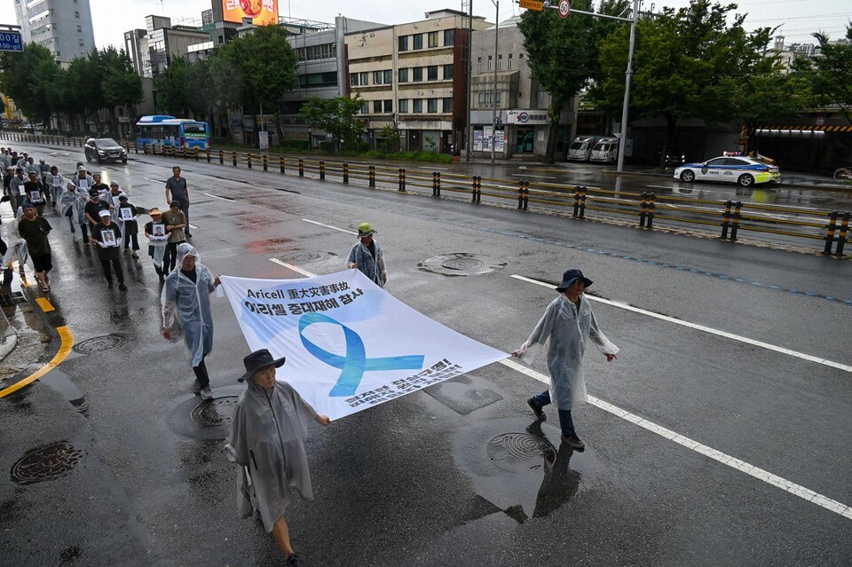 아리셀 중대재해 참사가 벌어진 지 34일째 되는 오늘, 희생자 가족과 시민들이 오후 4시 용산 대통령실 앞에서 기자회견을 진행하고 서울역 광장까지 행진하고 5시부터 ‘시민추모제’를 진행했다. 공동사진취재단