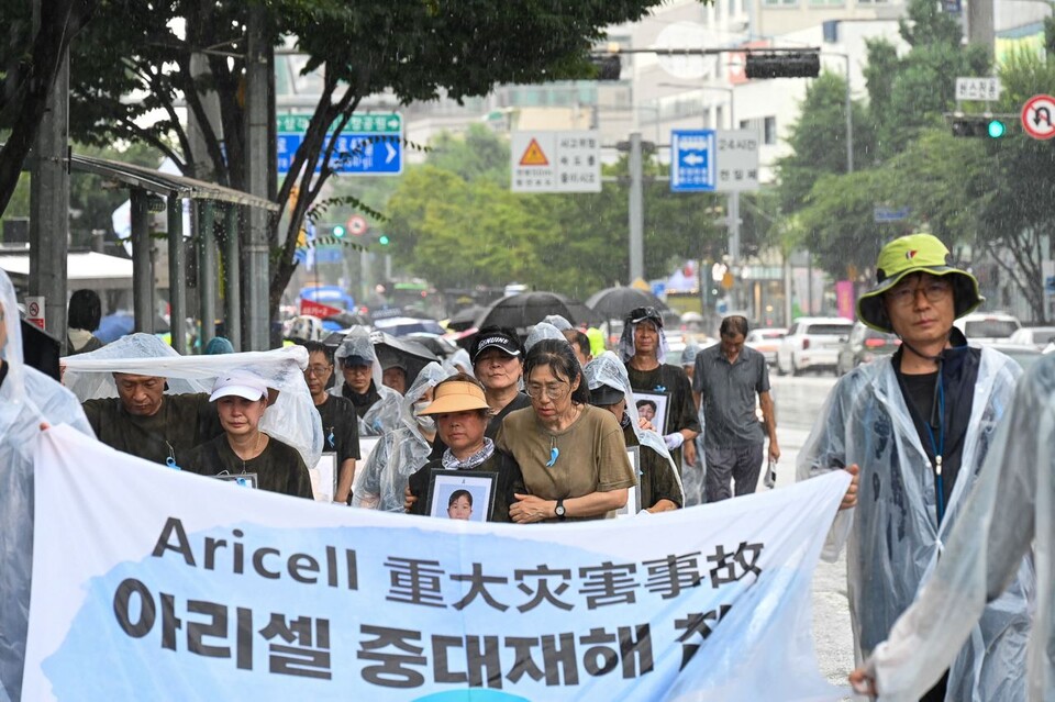 아리셀 중대재해 참사가 벌어진 지 34일째 되는 오늘, 희생자 가족과 시민들이 오후 4시 용산 대통령실 앞에서 기자회견을 진행하고 서울역 광장까지 행진하고 5시부터 ‘시민추모제’를 진행했다. 공동사진취재단