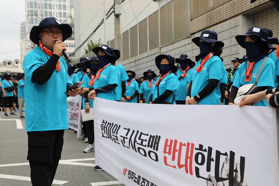 민주노총 25기 중앙통일선봉대가 4일 부산 일본영사관 앞에서 일본 군국주의의 상징인 욱일기를 찢는 퍼포먼스를 진행한 뒤 함재규 민주노총 25기 중앙통일선봉대 총대장이 규탄발언을 하고 있다. 사진=민주노총 25기 중앙통일선봉대