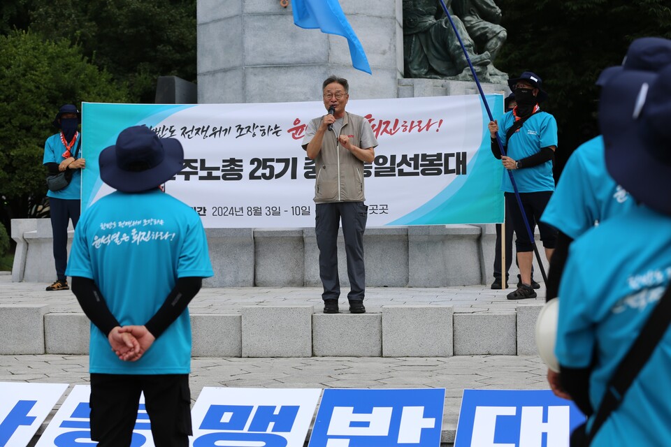 김재하 8.15자주평화실천단장이 부산지역에서 노동자들이 벌여온 반일투쟁 역사에 대한 소식을 이야기를 전하고 있다. 사진=민주노총 25기 중앙통일선봉대