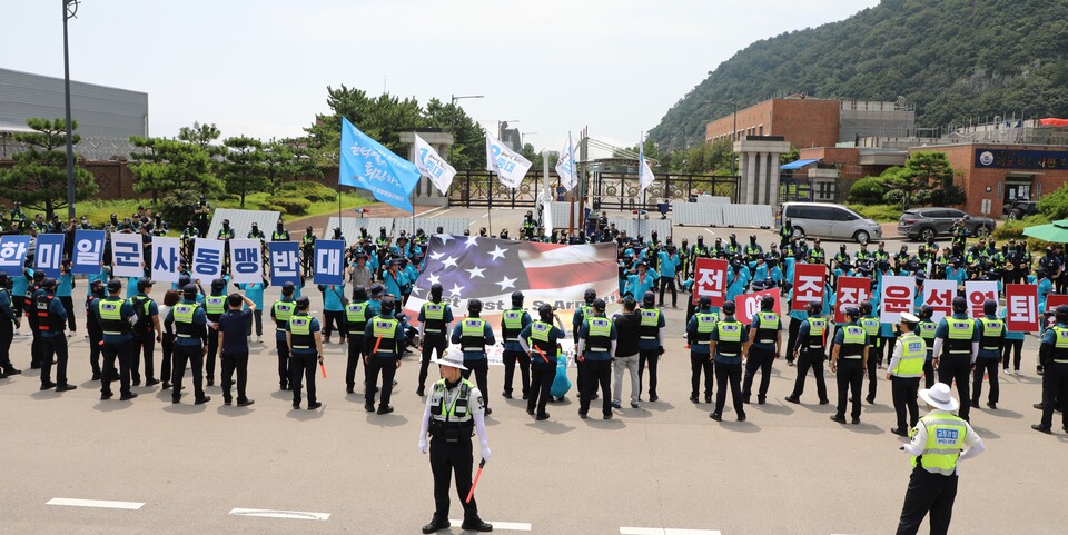 민주노총 25기 중앙통일선봉대가 부산 백운포 주한 미해군사령부 앞에서 한미일군사동맹 반대를 위한 퍼포먼스를 전개하고 있다. 사진=민주노총 25기 중앙통일선봉대