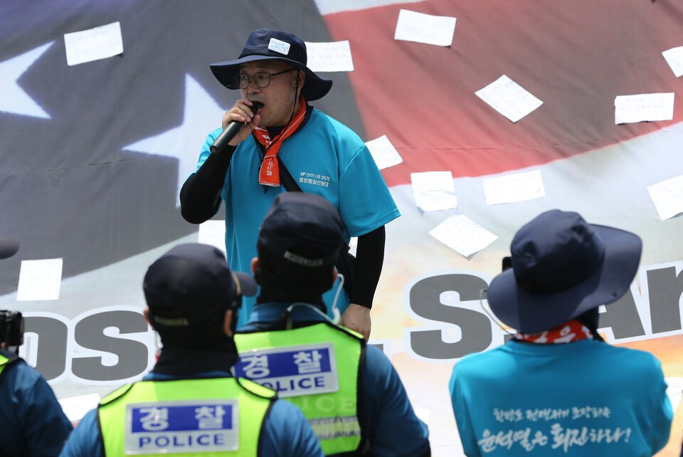 함재규 민주노총 25기 중앙통일선봉대 총대장이 주한 미해군사령부 앞에서 퍼포먼스를 진행한 뒤 규탄발언을 하고 있다. 사진=민주노총 25기 중앙통일선봉대