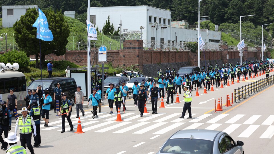 민주노총 25기 중앙통일선봉대가 주한 미해군기지 앞을 행진하고 있다. 사진=민주노총 25기 중앙통일선봉대