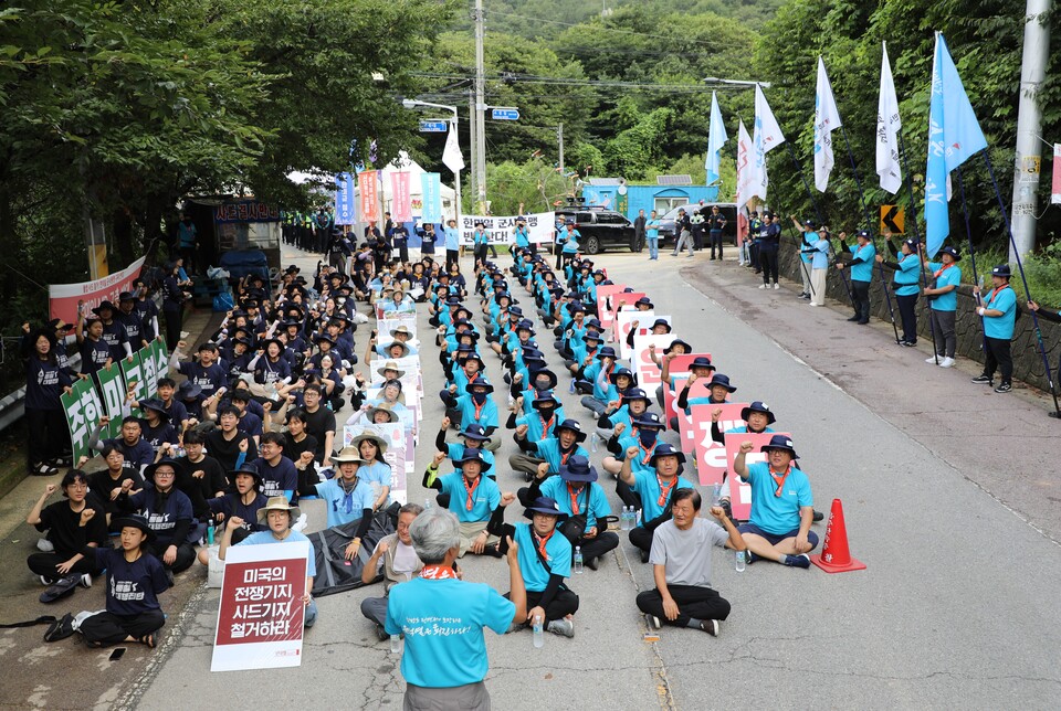 민주노총 25기 중앙통일선봉대가 성주 사드를 찾아 2024대학생통일대행진단, 평화이음청소년통일대행진단, 민대협자주평화실천단과 함께 사드철폐 연대투쟁을 하고 있다. 사진=민주노총 25기 중앙통일선봉대