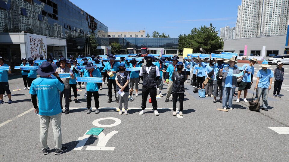 연대투쟁을 위해 구미 한국옵티칼 하이테크 공장을 찾은 민주노총 25기 중앙통일선봉대. 사진=민주노총 25기 중앙통일선봉대