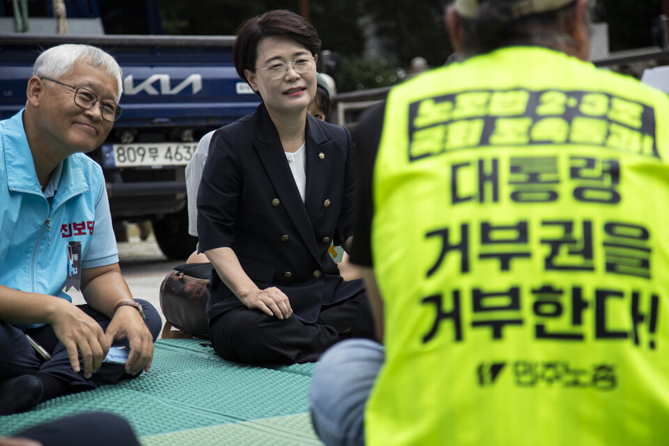 민주노총이 노조법 2.3조와 방송4법 즉각 공포를 촉구하며 서울 종로구 보신각 앞에서 도심농성 중인 가운데, 8일 오전 10시30분 김재연 진보당 상임대표와 김창년 공동대표, 윤종오, 정혜경, 전종덕 의원이 농성장을 찾아 이들을 격려했다. 사진=송승현