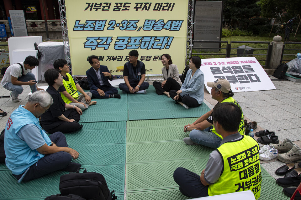 민주노총이 노조법 2.3조와 방송4법 즉각 공포를 촉구하며 서울 종로구 보신각 앞에서 도심농성 중인 가운데, 8일 오전 10시30분 김재연 진보당 상임대표와 김창년 공동대표, 윤종오, 정혜경, 전종덕 의원이 농성장을 찾아 이들을 격려했다. 사진=송승현