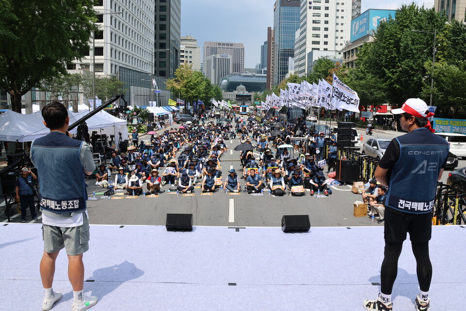 최진현 전국택배노조 경남지부 CJ성산지회장과 문상옥 전국택배노조 경기지부 한진기흥지회장이 발언하고 있다.