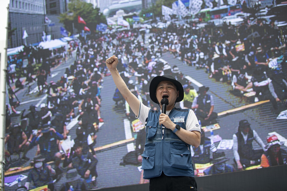 민주노총이 10일 오후 2시30분 서울 중구 숭례문 인근에 특설무대를 꾸리고 8.15전국노동자대회를 열었다. 민주노총은 거부권 남발로 민중을 적으로 돌린 윤석열정권에 대한 노동자의 분노를 표출하고, 노조법 2.3조와 방송4법을 즉각 공포할 것을 촉구했다. 사진=송승현