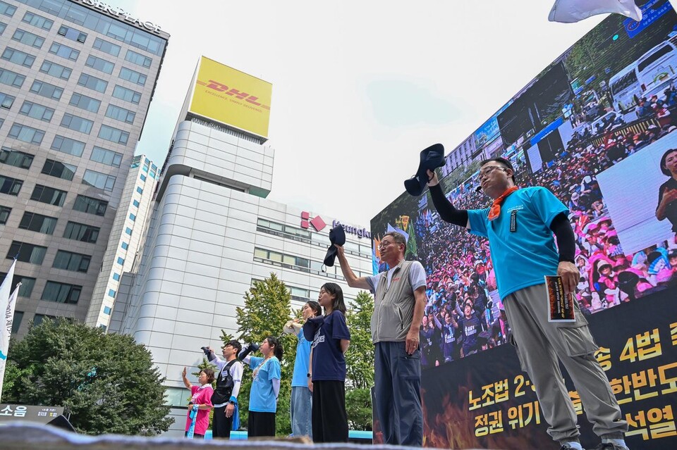 민주노총이 10일 오후 2시30분 서울 중구 숭례문 인근에 특설무대를 꾸리고 8.15전국노동자대회를 열었다. 민주노총은 거부권 남발로 민중을 적으로 돌린 윤석열정권에 대한 노동자의 분노를 표출하고, 노조법 2.3조와 방송4법을 즉각 공포할 것을 촉구했다. 사진=백승호 (세종충남)