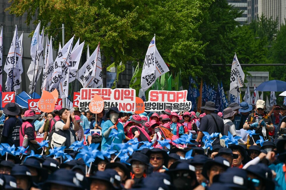 민주노총이 10일 오후 2시30분 서울 중구 숭례문 인근에 특설무대를 꾸리고 8.15전국노동자대회를 열었다. 민주노총은 거부권 남발로 민중을 적으로 돌린 윤석열정권에 대한 노동자의 분노를 표출하고, 노조법 2.3조와 방송4법을 즉각 공포할 것을 촉구했다. 사진=백승호 (세종충남)