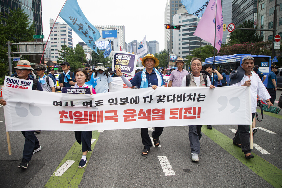 민주노총이 10일 오후 2시30분 서울 중구 숭례문 인근에 특설무대를 꾸리고 8.15전국노동자대회를 열었다. 전국노동자대회가 끝난 뒤 같은 자리에서 8.15범국민대회가 열렸다. 대회를 마무리한 뒤 일본대사관과 미국대사관이 있는 세종대로, 태평로 방향으로 행진한 조합원들. 사진=송승현