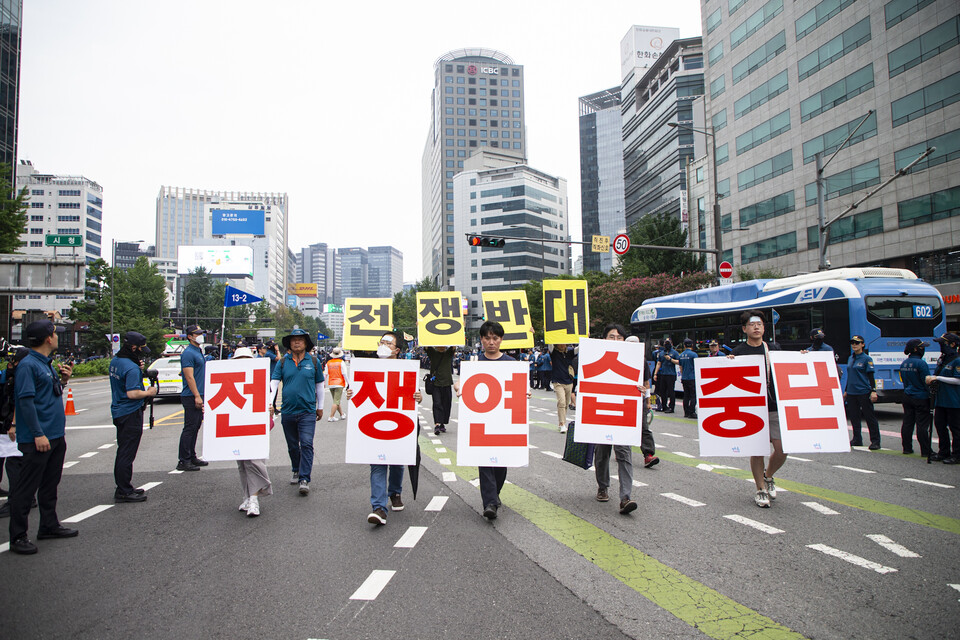 민주노총이 10일 오후 2시30분 서울 중구 숭례문 인근에 특설무대를 꾸리고 8.15전국노동자대회를 열었다. 전국노동자대회가 끝난 뒤 같은 자리에서 8.15범국민대회가 열렸다. 대회를 마무리한 뒤 일본대사관과 미국대사관이 있는 세종대로, 태평로 방향으로 행진한 조합원들. 사진=송승현