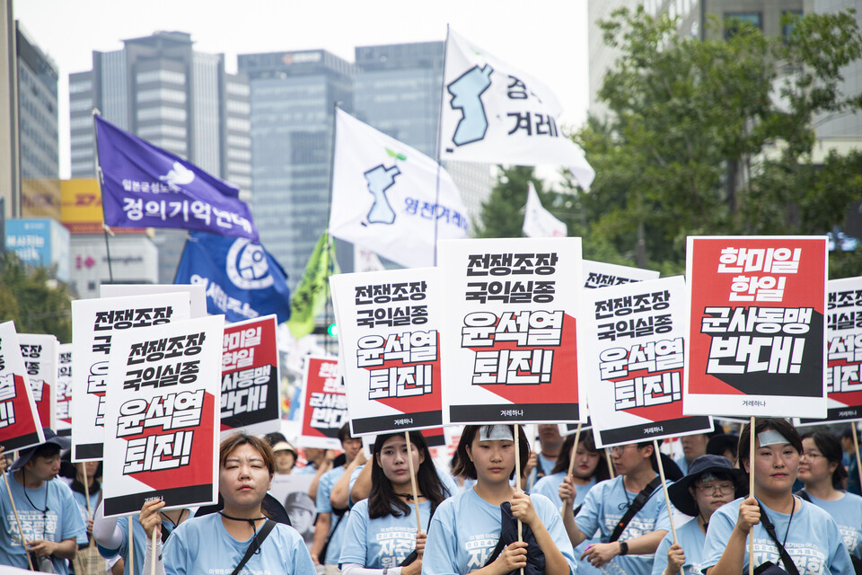 민주노총이 10일 오후 2시30분 서울 중구 숭례문 인근에 특설무대를 꾸리고 8.15전국노동자대회를 열었다. 전국노동자대회가 끝난 뒤 같은 자리에서 8.15범국민대회가 열렸다. 대회를 마무리한 뒤 일본대사관과 미국대사관이 있는 세종대로, 태평로 방향으로 행진한 조합원들. 사진=송승현