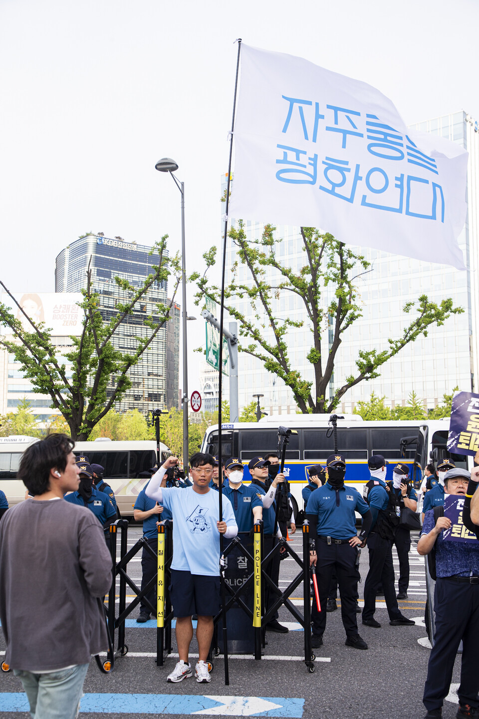 민주노총이 10일 오후 2시30분 서울 중구 숭례문 인근에 특설무대를 꾸리고 8.15전국노동자대회를 열었다. 전국노동자대회가 끝난 뒤 같은 자리에서 8.15범국민대회가 열렸다. 대회를 마무리한 뒤 일본대사관과 미국대사관이 있는 세종대로, 태평로 방향으로 행진한 조합원들. 사진=송승현