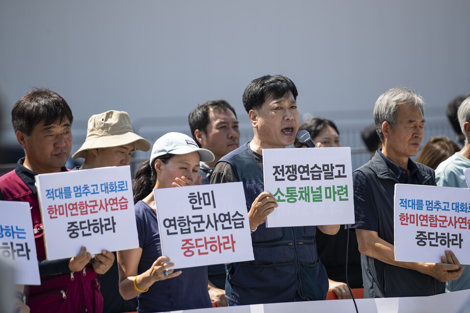 자주통일평화연대, 한반도 평화행동의 개최한 전쟁을 부르는 한미연합군사연습 ‘을지프리덤실드(UFS)’ 중단 촉구 기자회견이 19일 오전 11시 30분 용산 대통령실 앞에서 열렸다. 변희영 공공운수노조 부위원장이 발언하고 있다. 사진=송승현