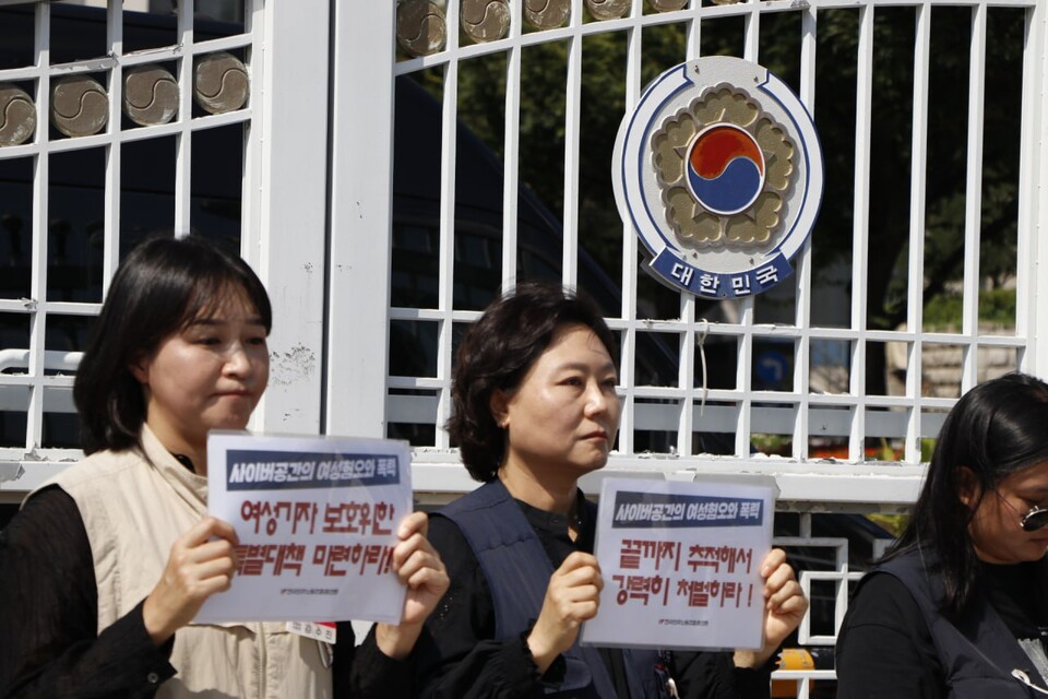 민주노총은 '사이버공간의 여성혐오와 폭력 국가재난 사태에 여성노동자들은 안전한가? 무너진 일상의 회복을 위한 여성노동자 기자회견'을 3일 오전 10시 30분 서울정부청사 여성가족부 앞에서 개최했다. 사진=조연주