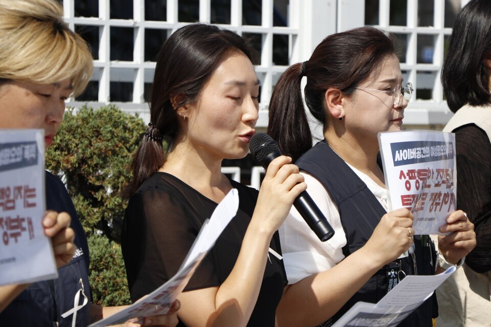 민주노총은 '사이버공간의 여성혐오와 폭력 국가재난 사태에 여성노동자들은 안전한가? 무너진 일상의 회복을 위한 여성노동자 기자회견'을 3일 오전 10시 30분 서울정부청사 여성가족부 앞에서 개최했다. 사진=조연주