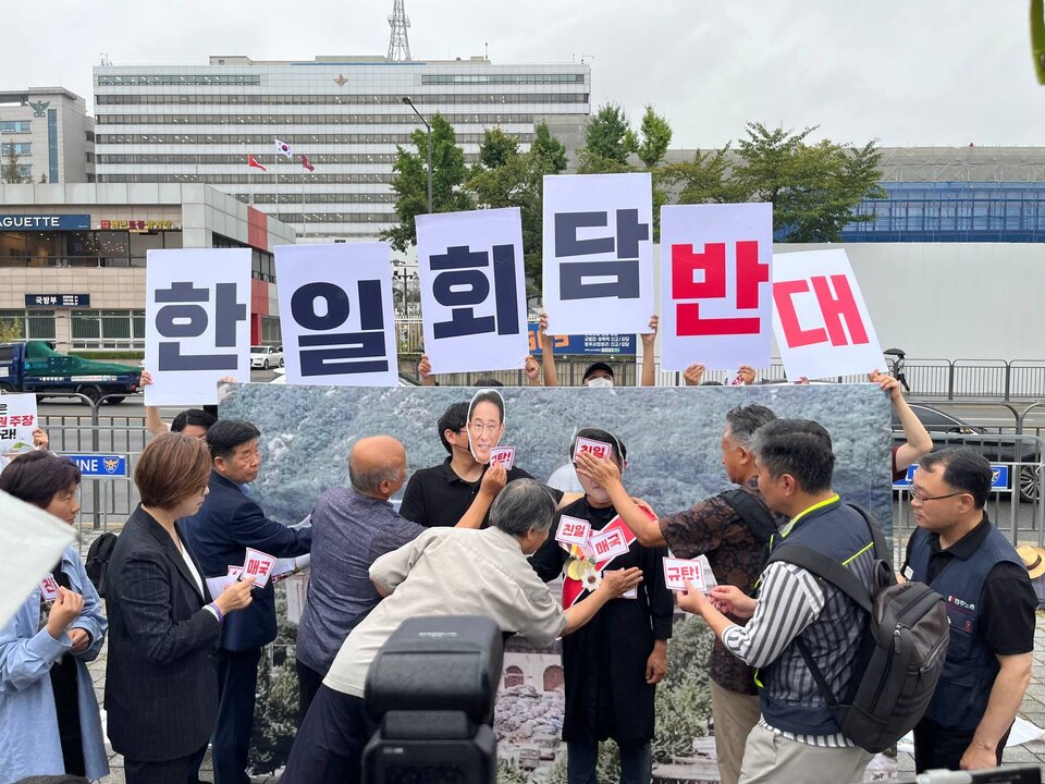 열두 번째 한일정상회담이 열린 6일 오전 10시 민주노총과 자주통일평화연대, 일본방사성오염수해양투기저지공동행동, 한일역사정의평화행동이 서울 용산구 대통령실 인근에서 규탄 기자회견을 열었다. 사진=민주노총