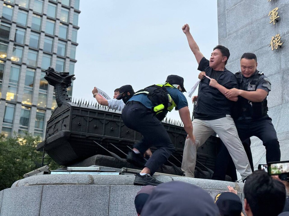 민주노총 조합원들과 대학생, 청년들이 6일 오후 서울 명동 롯데백화점과 광화문광장 인근에서 윤석열 대통령과 기시다 후미오 일본 총리간의 한일정상회담을 반대하고 나섰다. 이들은 “술자리 회담에 연연하는 친일매국 윤석열 대통령을 거부한다”라고 강력 규탄했다. 사진=민주노총