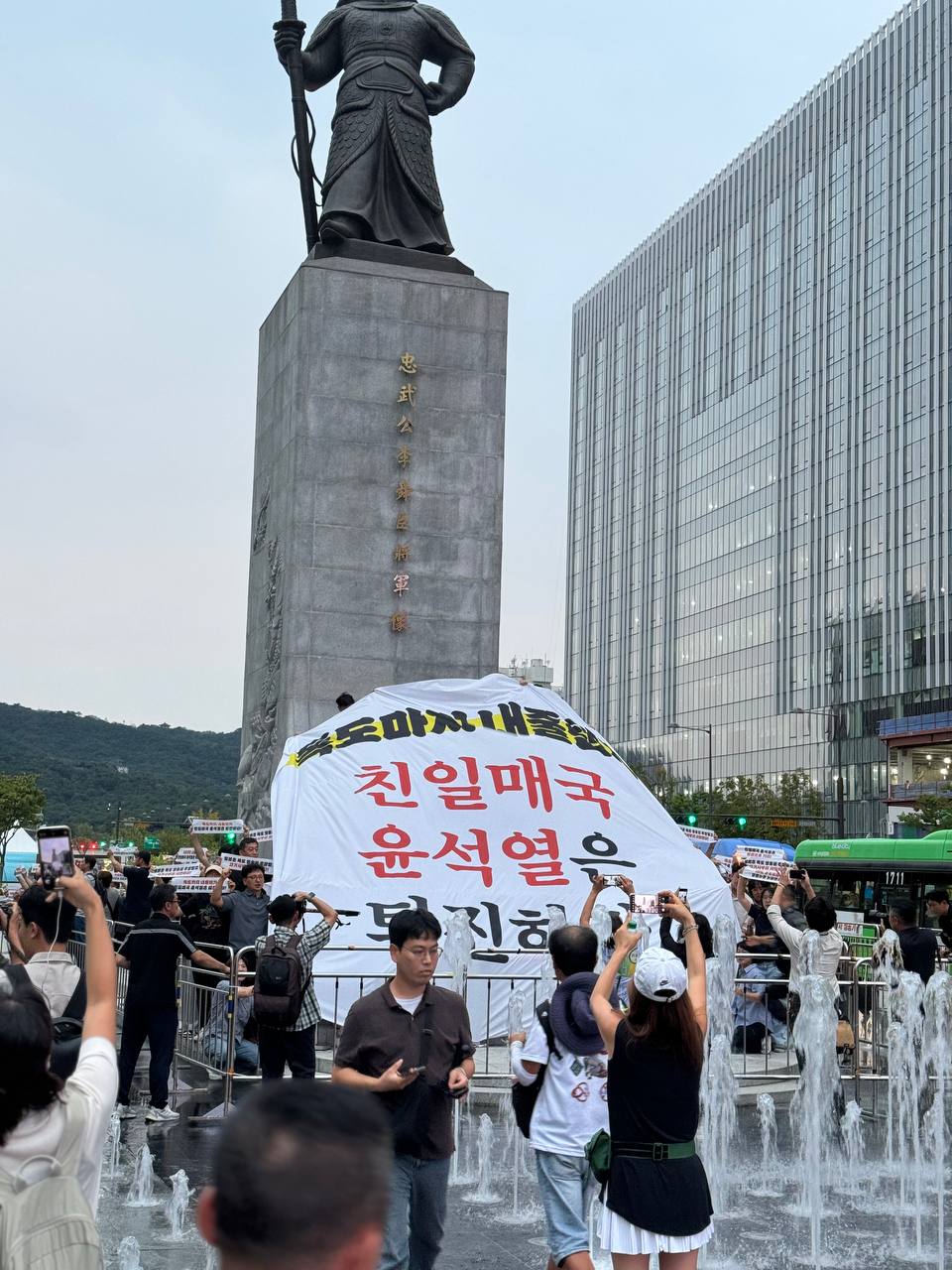 민주노총 조합원들과 대학생, 청년들이 6일 오후 서울 명동 롯데백화점과 광화문광장 인근에서 윤석열 대통령과 기시다 후미오 일본 총리간의 한일정상회담을 반대하고 나섰다. 이들은 “술자리 회담에 연연하는 친일매국 윤석열 대통령을 거부한다”라고 강력 규탄했다. 사진=민주노총