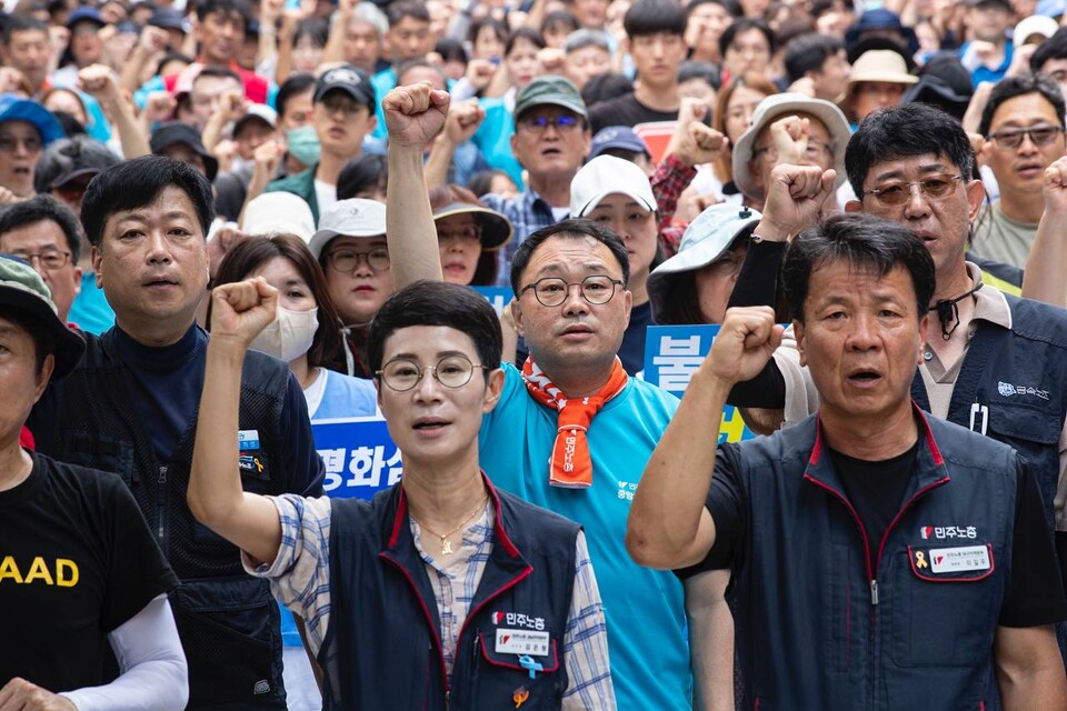 민주노총 조합원을 비롯한 소성리 주민과 지킴이, 시민사회 참가자 300여 명이 7일 오후 2시 경북 성주군 소성리 진밭교 일대에서 제17차 소성리 범국민평화행동을 열었다. 사진=송승현