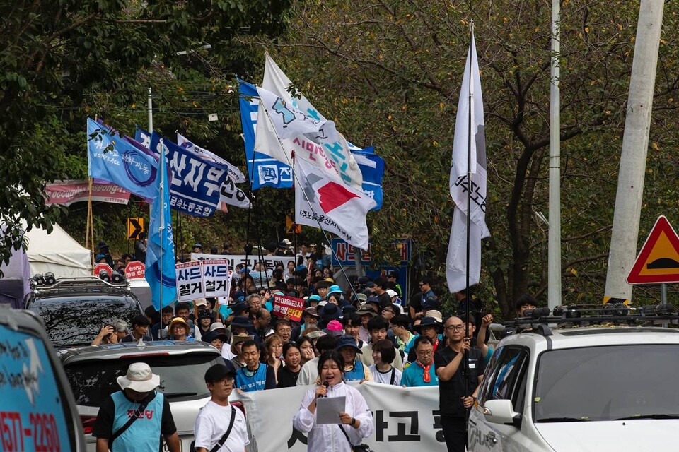 민주노총 조합원을 비롯한 소성리 주민과 지킴이, 시민사회 참가자 300여 명이 7일 오후 2시 경북 성주군 소성리 진밭교 일대에서 제17차 소성리 범국민평화행동을 열었다. 사진=송승현