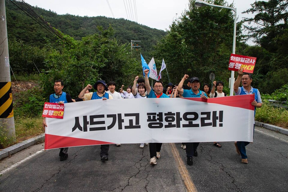 민주노총 조합원을 비롯한 소성리 주민과 지킴이, 시민사회 참가자 300여 명이 7일 오후 2시 경북 성주군 소성리 진밭교 일대에서 제17차 소성리 범국민평화행동을 열었다. 사진=송승현